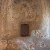 Al centro della zona absidale doveva esserci un altare alla greca, oggi assente...
